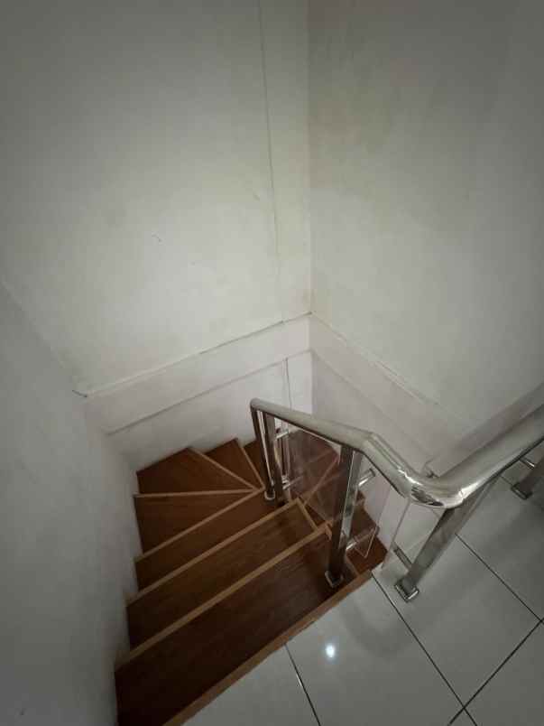 dijual rumah jl menteng indah