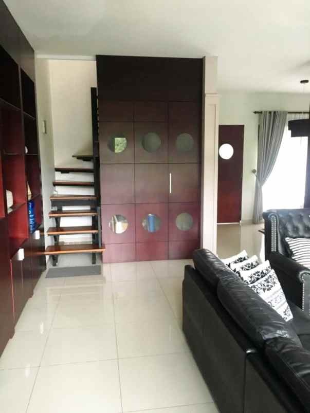 dijual rumah jl nilem buah batu
