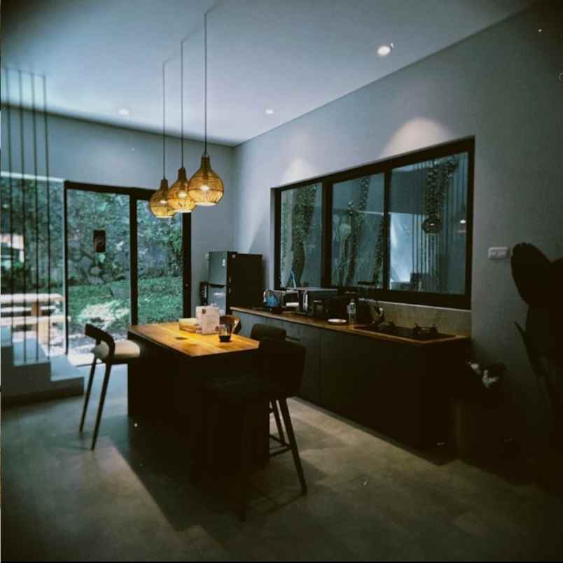 dijual rumah jl tirtasari setraduta