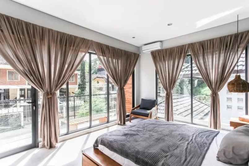 dijual rumah jl tirtasari setraduta