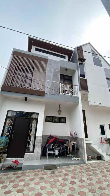 dijual rumah jl utan kayu