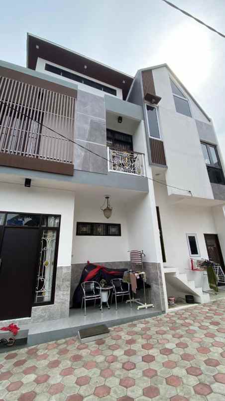 dijual rumah jl utan kayu
