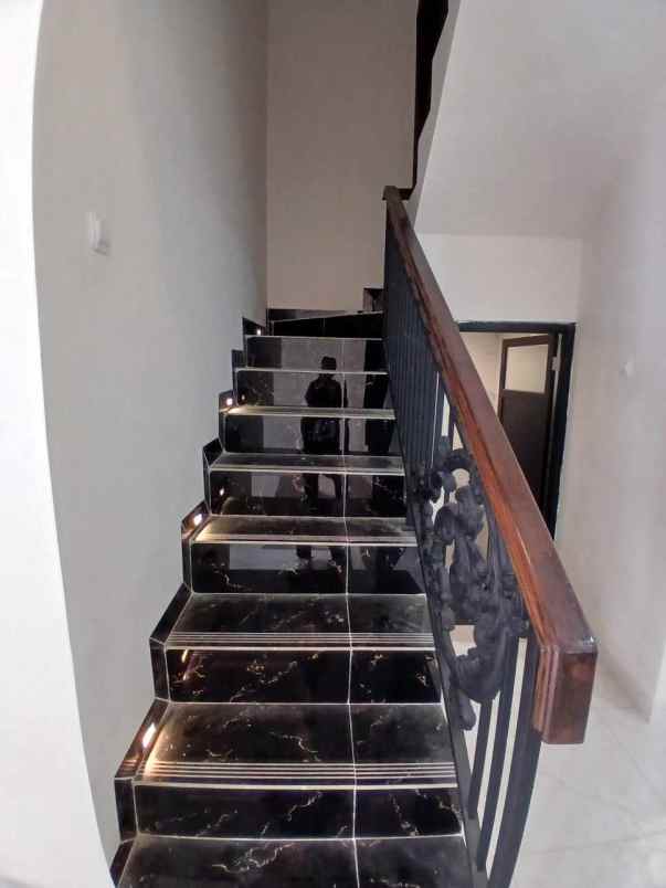 dijual rumah jln raya jatimulya depok