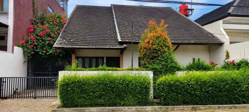 dijual rumah jln saturnus selatan