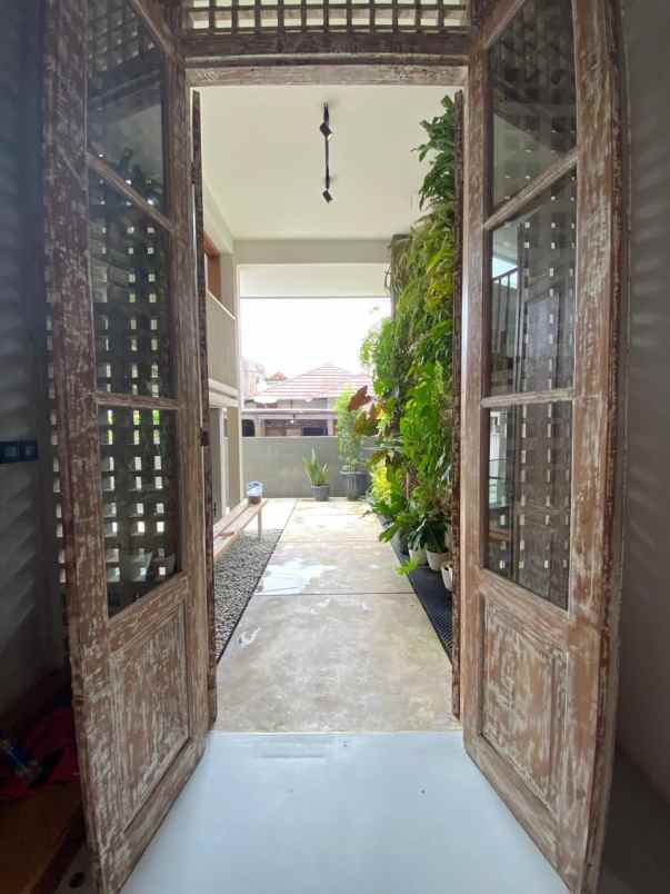 dijual rumah kayu putih