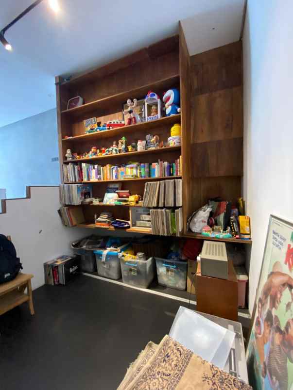 dijual rumah kayu putih