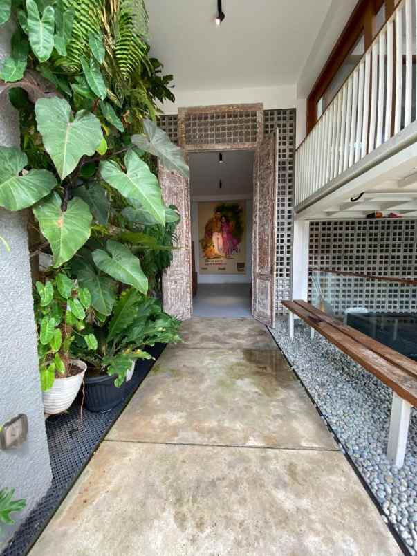 dijual rumah kayu putih