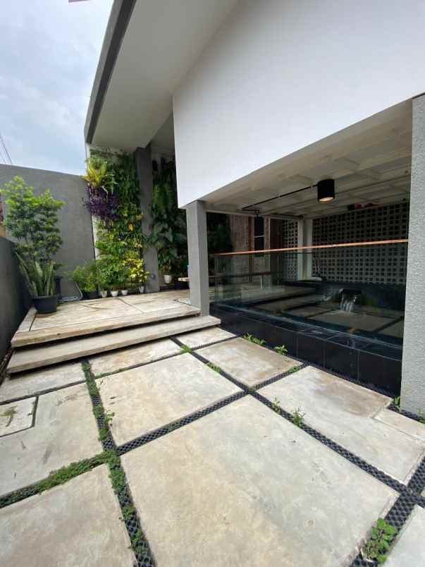 dijual rumah kayu putih