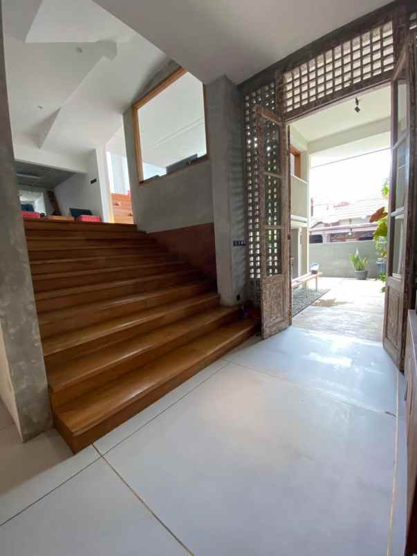 dijual rumah kayu putih