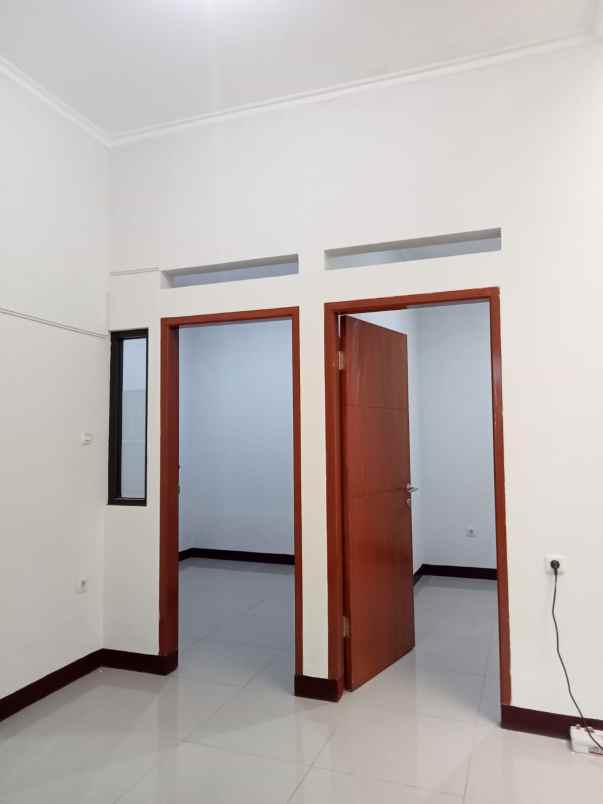 dijual rumah komplek cihanjuang