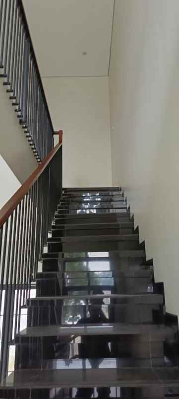 dijual rumah komplek elit singgasana