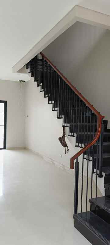 dijual rumah komplek elit singgasana