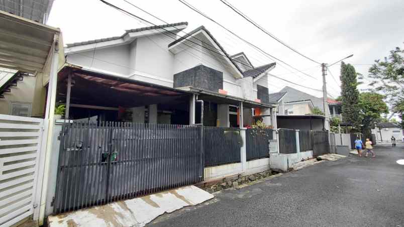 dijual rumah komplek sariwangi