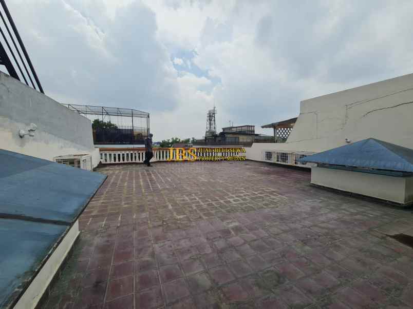 dijual rumah komplek taman polonia 3