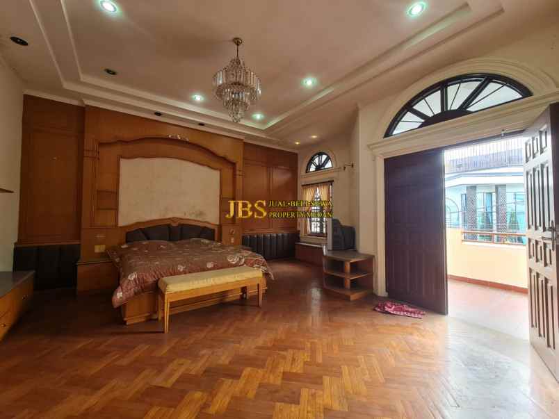 dijual rumah komplek taman polonia 3