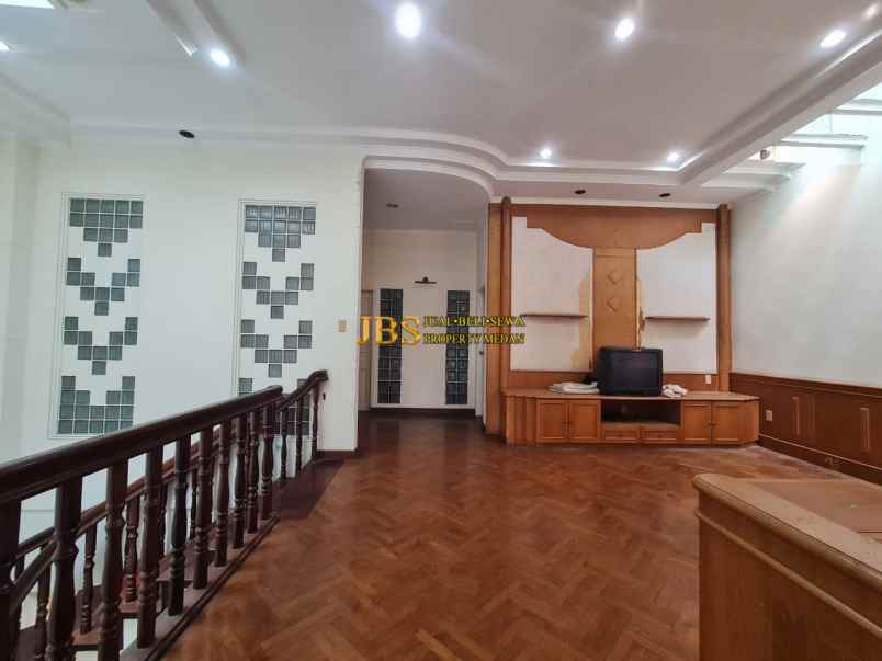 dijual rumah komplek taman polonia 3