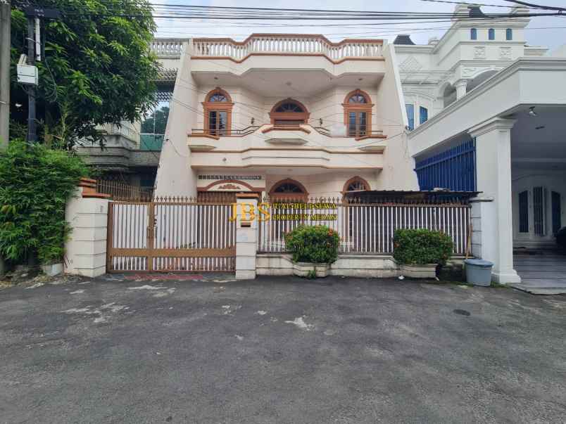 dijual rumah komplek taman polonia 3
