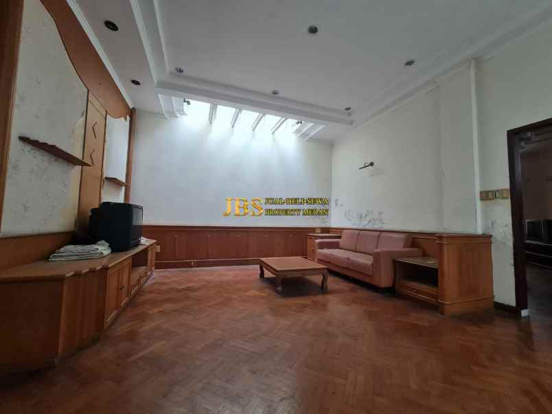 dijual rumah komplek taman polonia 3