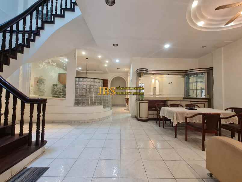 dijual rumah komplek taman polonia 3