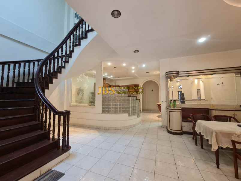 dijual rumah komplek taman polonia 3