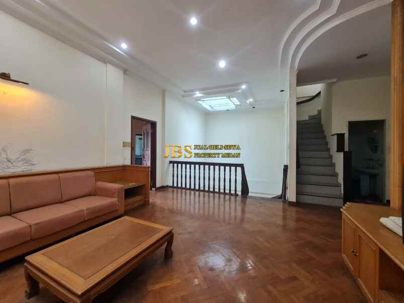 dijual rumah komplek taman polonia 3