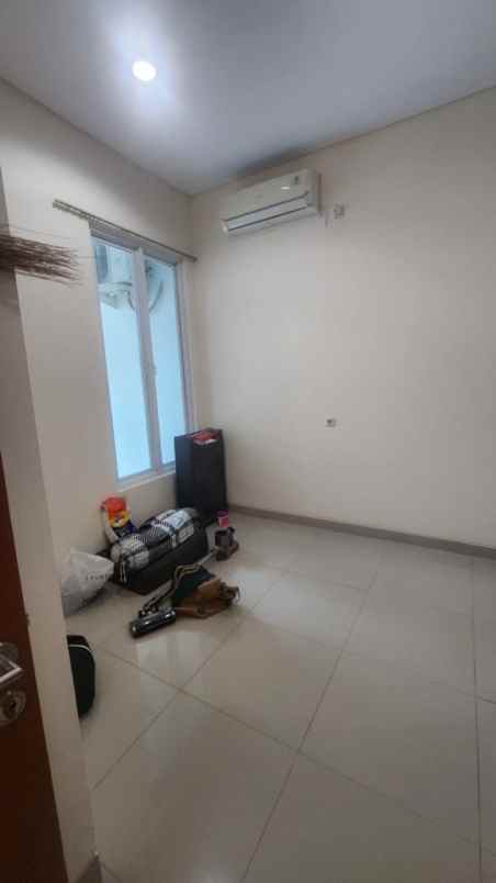 dijual rumah komplek walikota kelapa