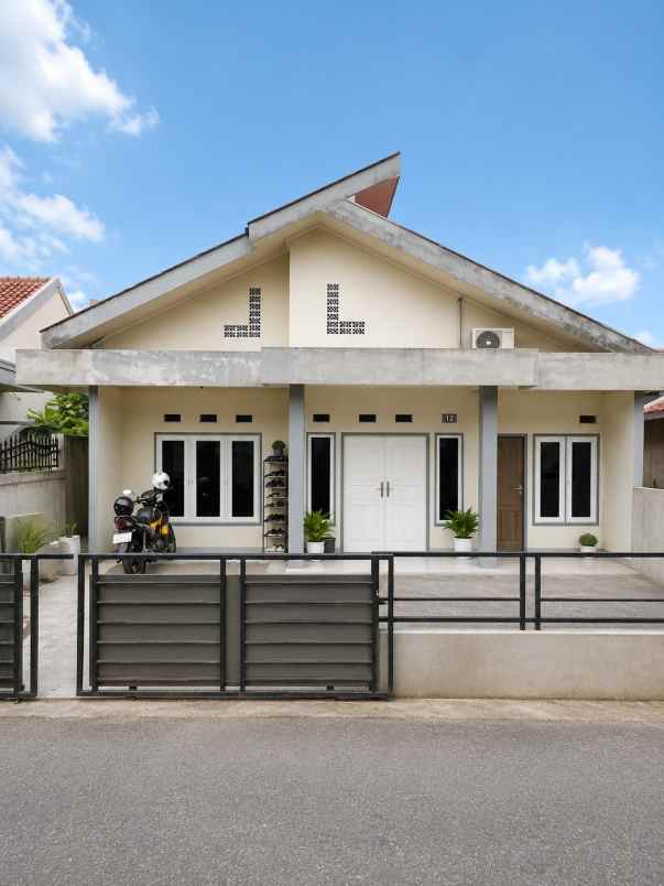 dijual rumah komsen 3 menit pintu tol