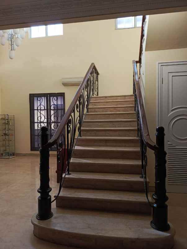 dijual rumah kota wisata