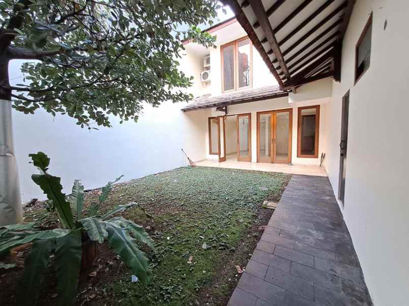 dijual rumah lebak bulus