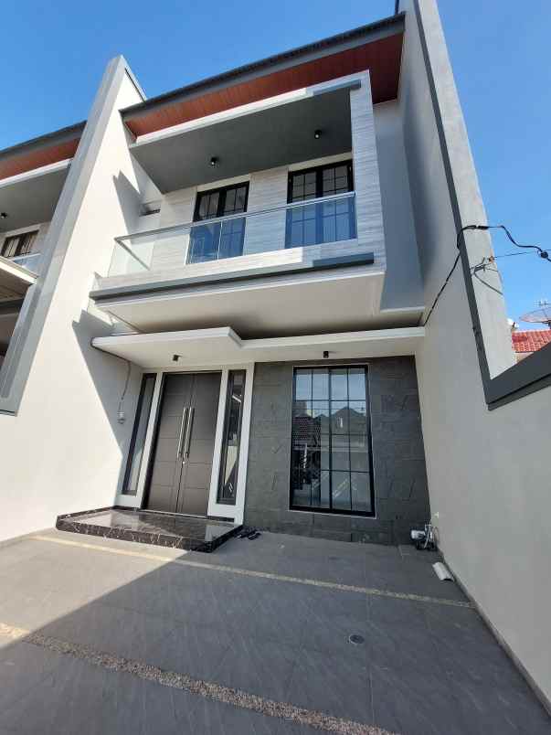 dijual rumah manyar