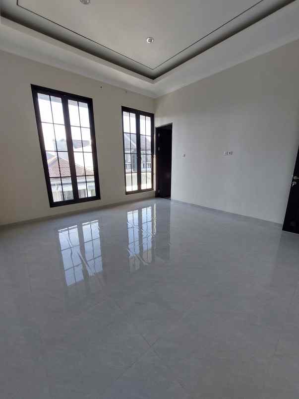 dijual rumah manyar