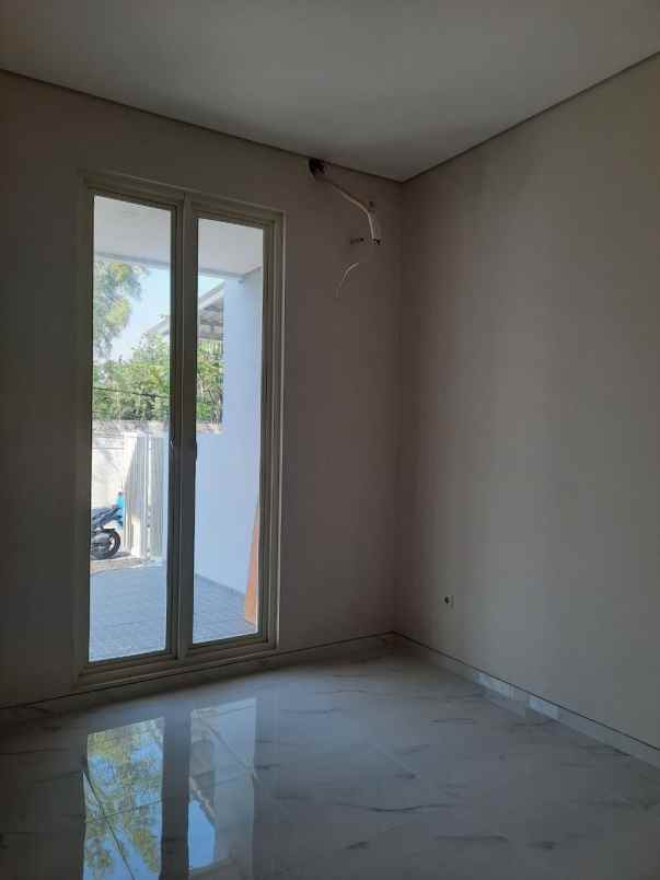 dijual rumah manyar tirtoasri