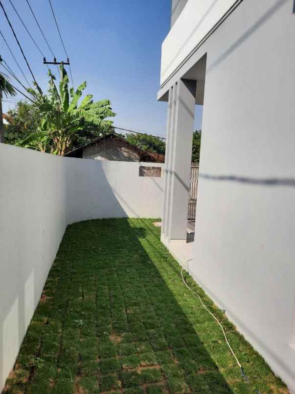 dijual rumah manyar tirtoasri