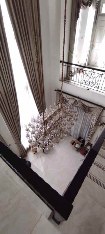 dijual rumah mewah 3 lantai di larangan indah