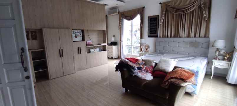 dijual rumah mewah 3 lantai di larangan indah