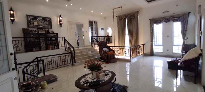 dijual rumah mewah 3 lantai di larangan indah
