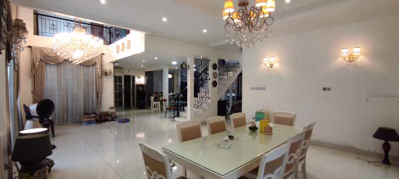 dijual rumah mewah 3 lantai di larangan indah