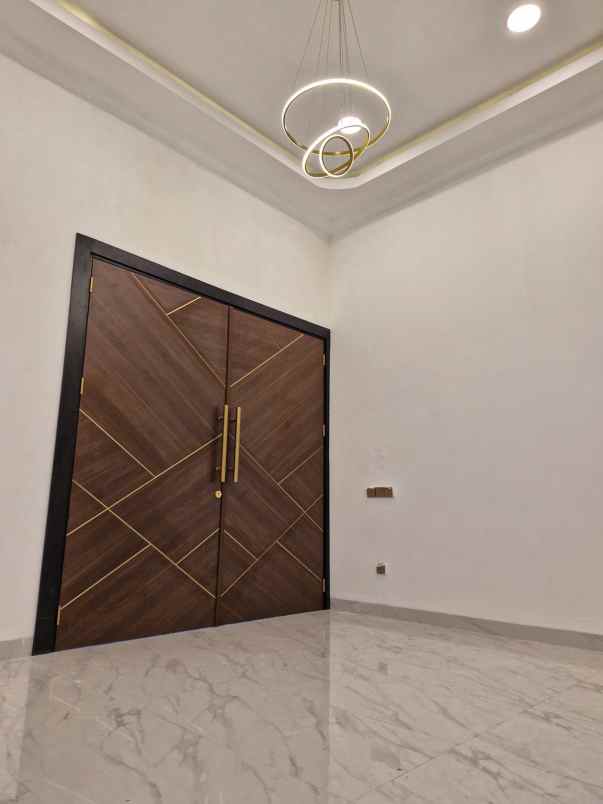 dijual rumah mewah siap huni di tomang