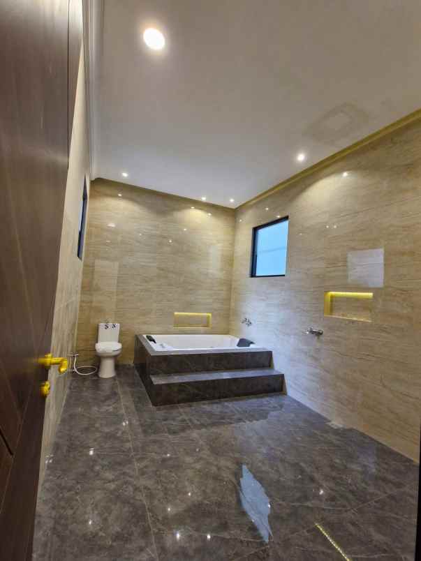 dijual rumah mewah siap huni di tomang