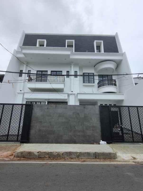 dijual rumah mewah siap huni di tomang