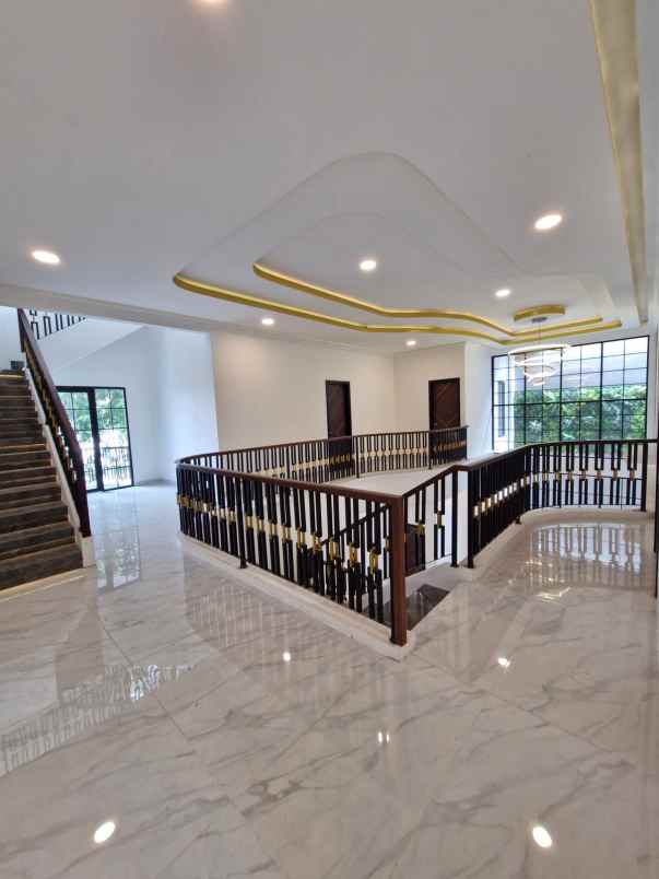 dijual rumah mewah siap huni di tomang