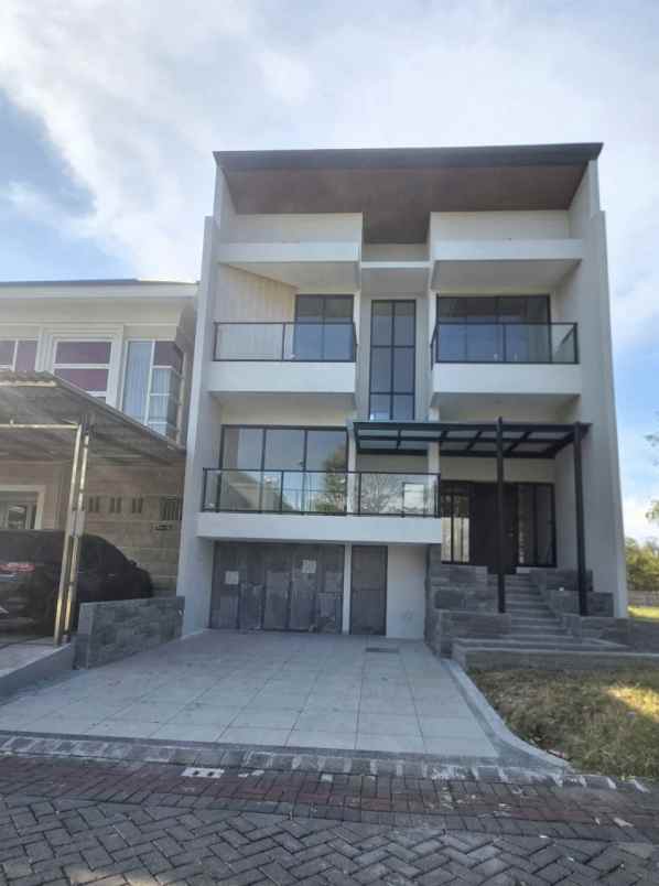 dijual rumah pakuwon city