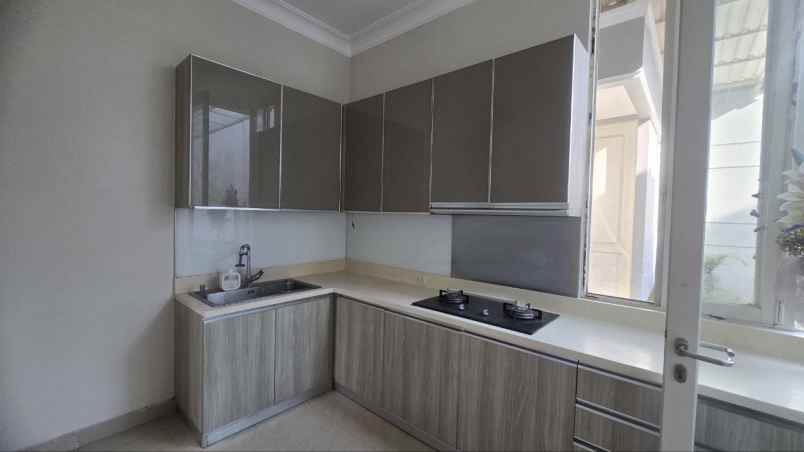 dijual rumah pakuwon city