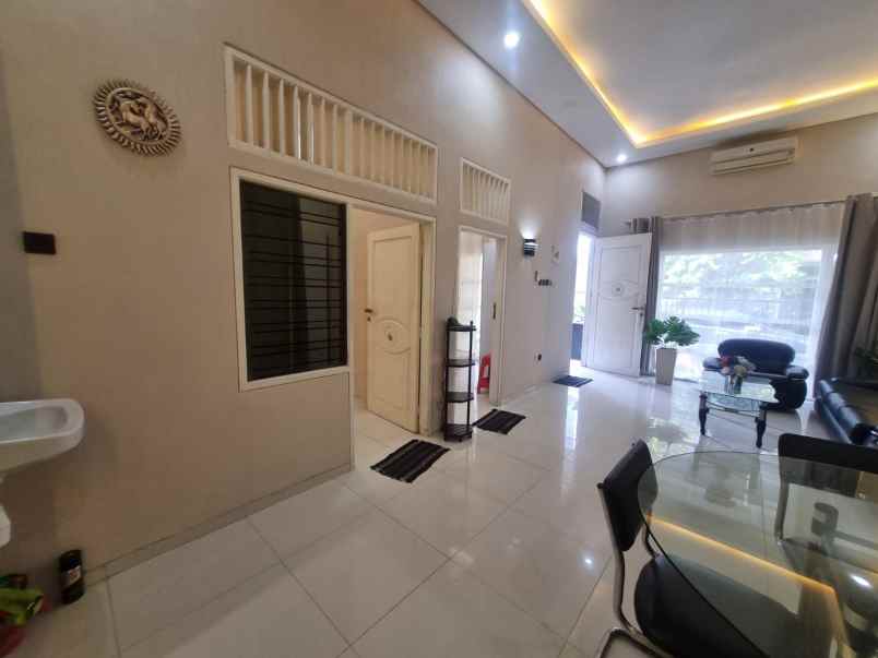 dijual rumah pakuwon city