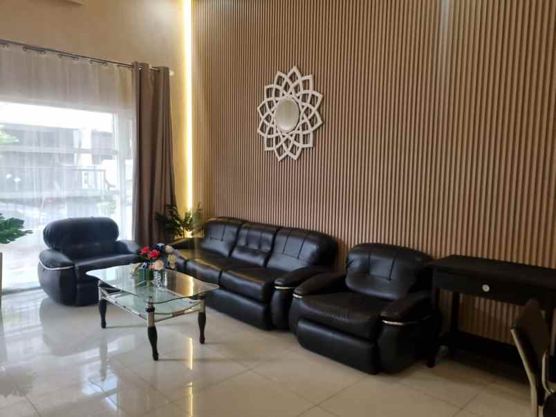 dijual rumah pakuwon city