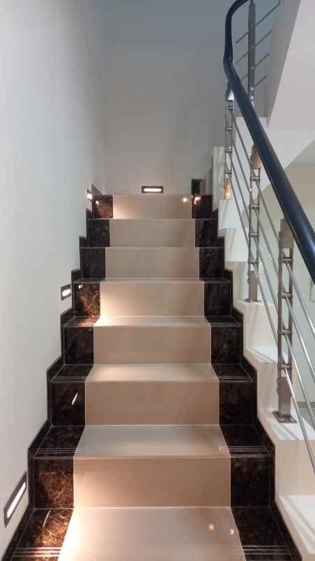 dijual rumah pakuwon city griya asri