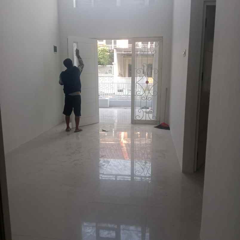 dijual rumah perumahan greenlake wonorejo