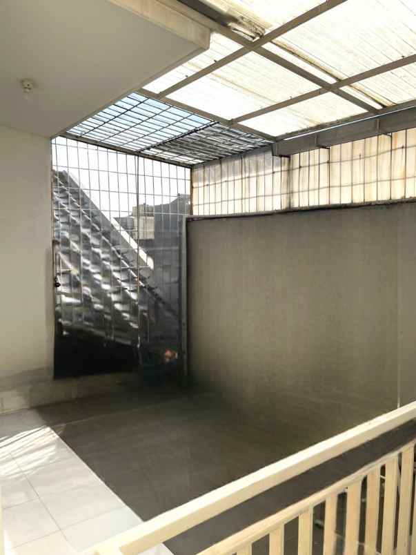 dijual rumah perumahan taman kebon