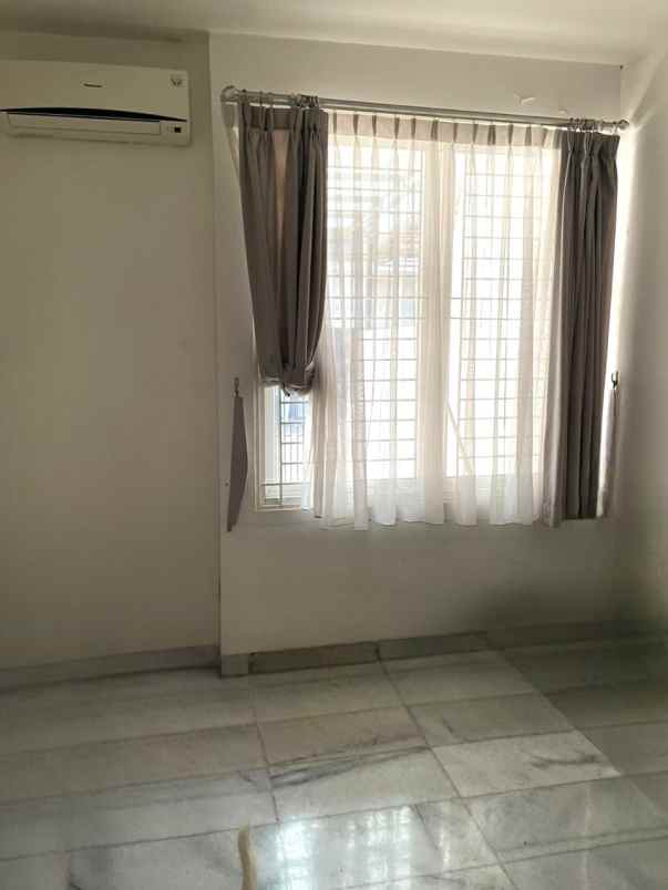 dijual rumah perumahan taman kebon