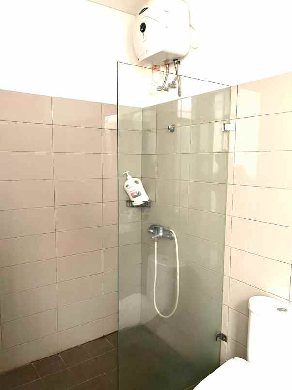 dijual rumah perumahan taman kebon